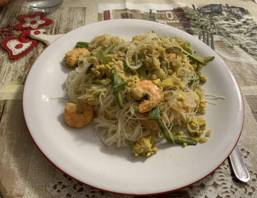 Spaghetti di riso con gamberi e verdure